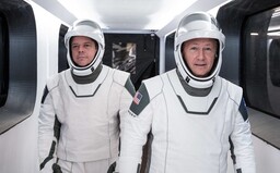 Klíčový muž odstoupil jen týden před prvním letem SpaceX s lidskou posádkou