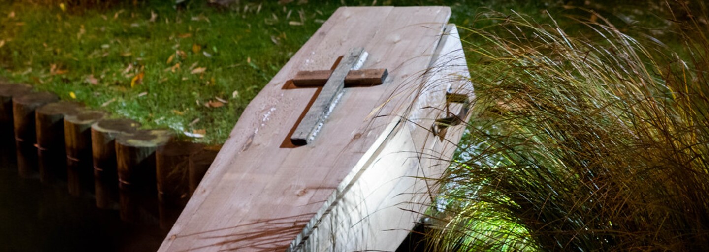 Kňaz sa dal pochovať zaživa, chcel vstať z mŕtvych ako Ježiš. Z hrobu ho vykopali mŕtveho