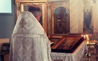 Kňaz z Česka údajne odrezal mužovi semenník pre sexuálne potešenie. Hrozia mu tri roky za mrežami