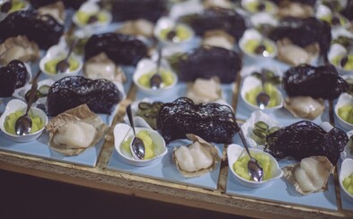 Kočovná restaurace Forbidden Taste v Praze navařila „Hudbu budoucnosti“ pod vedením osmi progresivních šéfkuchařů (Fotoreport) Kočovná restaurace Forbidden Taste v Praze navařila „Hudbu budoucnosti“ pod vedením osmi progresivních šéfkuchařů (Fotoreport)