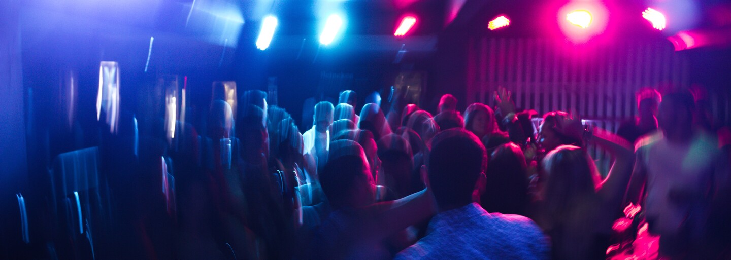 Kolik korun stojí party ve světových městech? Srovnání včetně Prahy ukazuje ceny drinků, klubů, taxislužeb i Big Maců