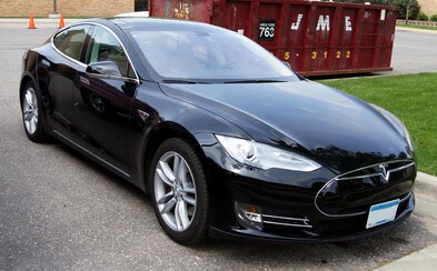 Koľko kilometrov prejde Tesla, keď jej systém ukazuje vybité batérie? Istý Dán to vyskúšal a výsledok prekvapí Koľko kilometrov prejde Tesla, keď jej systém ukazuje vybité batérie? Istý Dán to vyskúšal a výsledok prekvapí