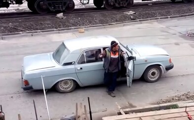 Kolik ruských dělníků se vleze do jednoho auta? Volga je odvezla v obrovském počtu i s nástroji Kolik ruských dělníků se vleze do jednoho auta? Volga je odvezla v obrovském počtu i s nástroji