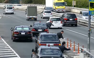 Kolóna áut japonského premiéra ukázala perfektne zorganizované zaradenie sa do premávky a vrcholovému štátnikovi tak zabezpečila pohodlnú jazdu Kolóna áut japonského premiéra ukázala perfektne zorganizované zaradenie sa do premávky a vrcholovému štátnikovi tak zabezpečila pohodlnú jazdu