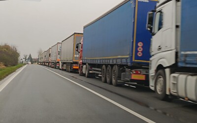 Kolóna kamiónov na východnom Slovensku sa neustále zväčšuje. Desiatky nákladných vozidiel stoja až 30 kilometrov od hraníc