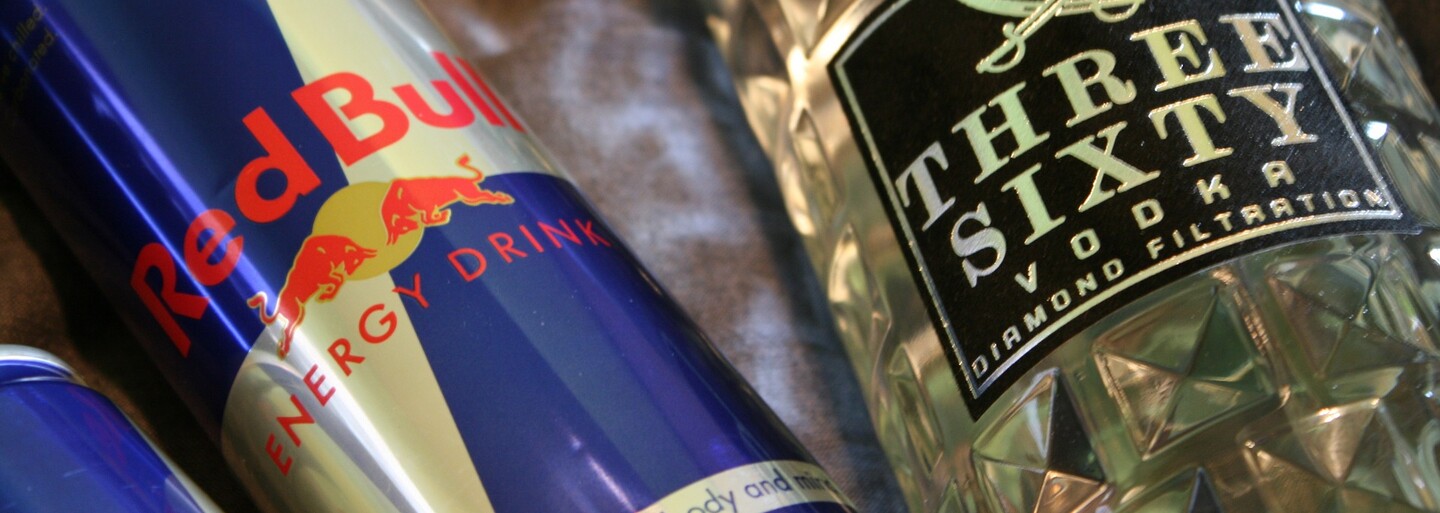 Kombinace tvrdého alkoholu a energetických nápojů má stejný účinek jako užívání kokainu, tvrdí vědci