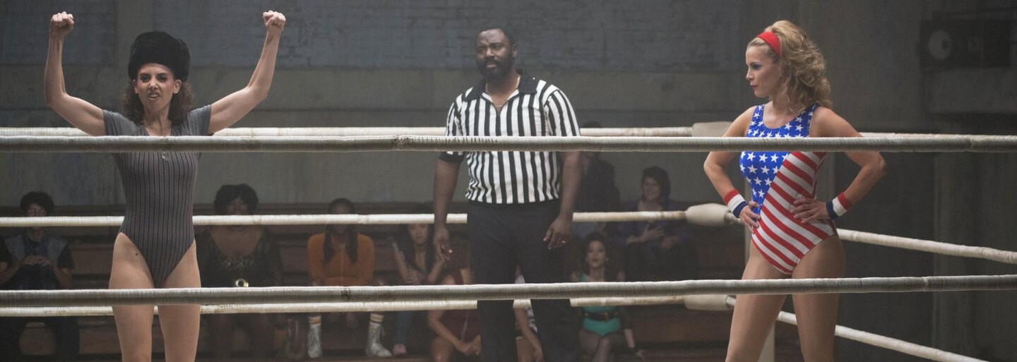 Komediálny seriál Glow nás v lete zavedie do drsného, ale aj zábavného zákulisia ženského wrestlingu