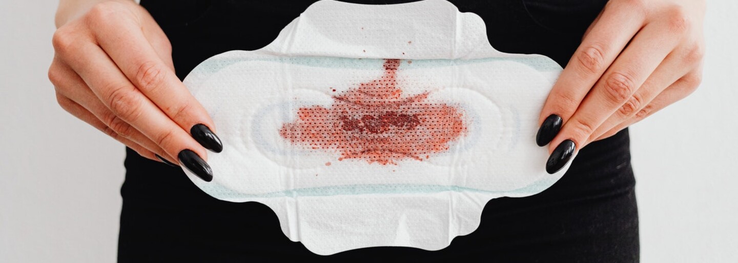 KOMENTÁŘ: Proč je sex během menstruace považován za tabu? Přinést ti může i nevídané potěšení