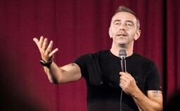 Komik Szatmary: Vraveli mi, aby som nevtipkoval o tom, že som Žid. Nedal som si povedať, dnes sa na tom baví aj židovské publikum