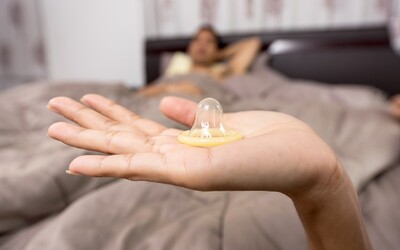 Kondomy: Jaké jsou nejčastější mýty a jak bys prezervativ určitě neměl používat?