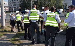 Kontroly na hranicích okresů začaly. Policisté namátkově kontrolují řidiče i chodce