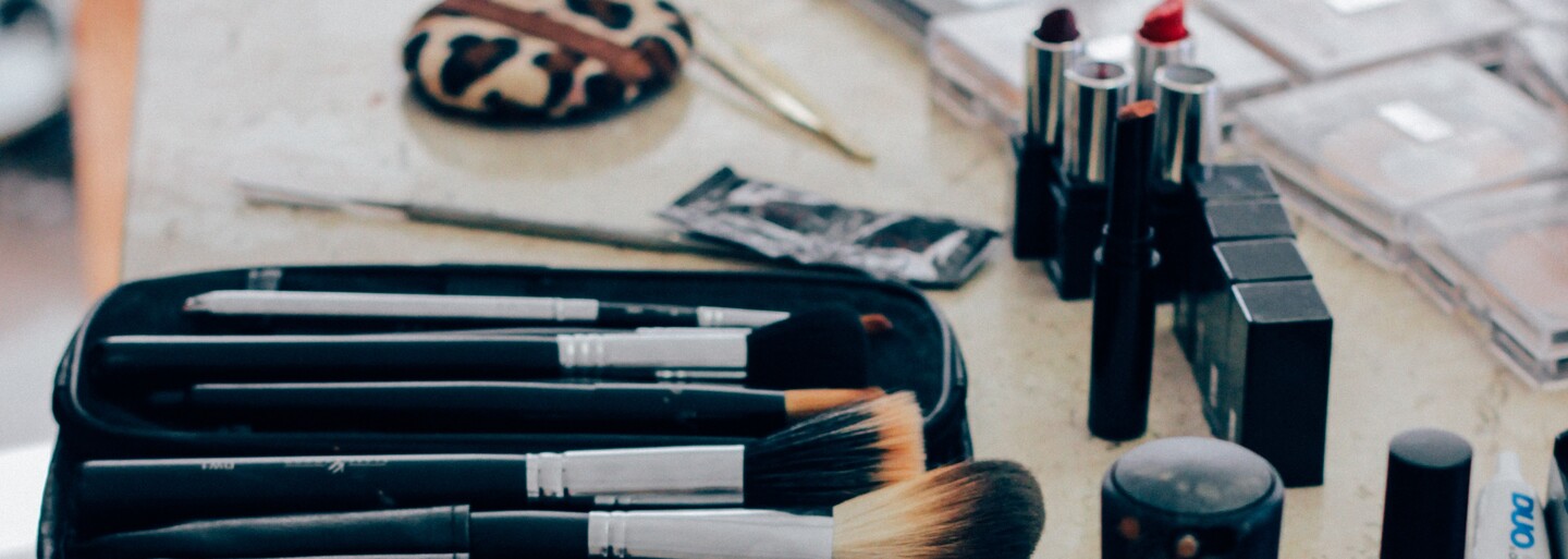 Kontúrovanie pomocou lodičky či rozmazaný rúž ako hit sezóny? Beauty trendy roku 2017, ktoré nám nebudú chýbať