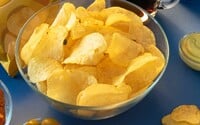 Konzumace většího množství chipsů a sušenek souvisí se zvýšeným rizikem demence, tvrdí vědci