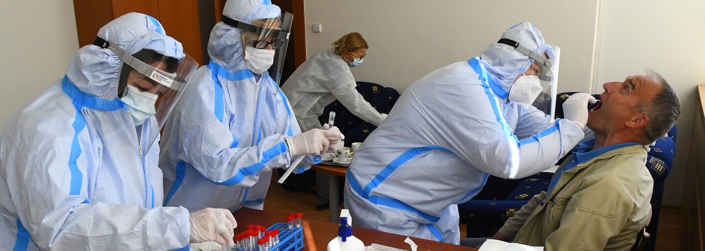 KORONAVIRUS: Omikron už válcuje Česko. V úterý přibylo 28 469 nových případů, nejvíce od začátku pandemie