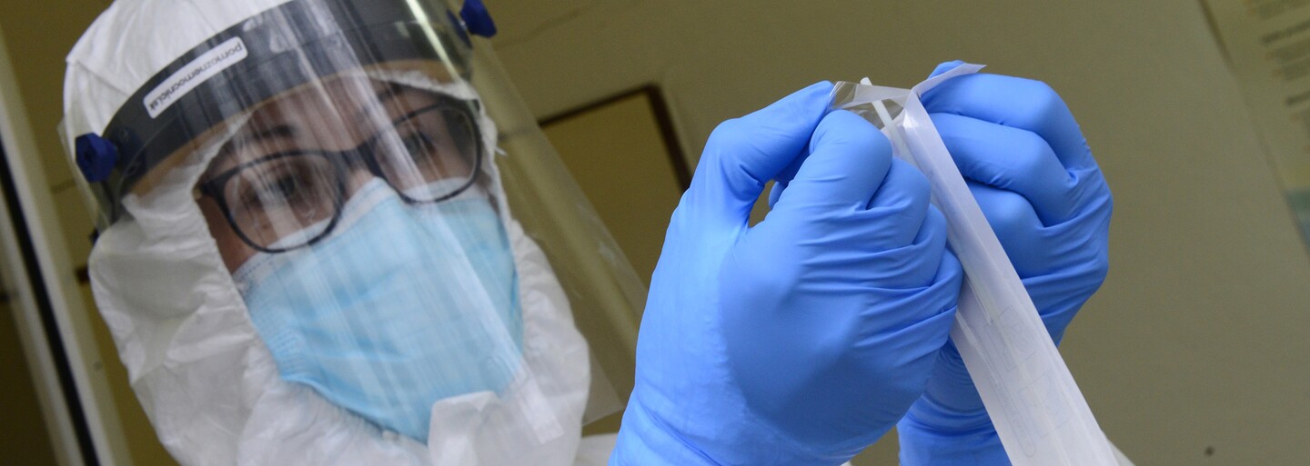KORONAVIRUS: Pandemie ustupuje. Ve středu přibylo 16 179 nakažených, o 5 tisíc méně než před týdnem