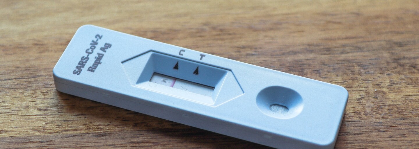 KORONAVIRUS: Počet nakažených překonal nedělní rekord, nově infikovaných bylo 23 914