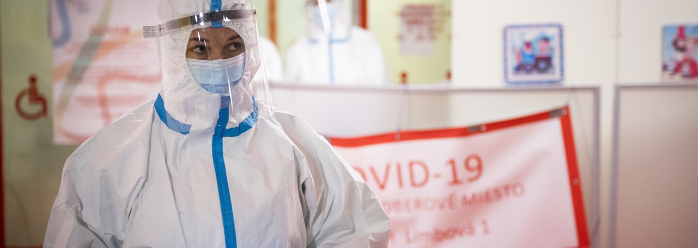 KORONAVIRUS: Přibylo 526 nových případů, reprodukční číslo stagnuje