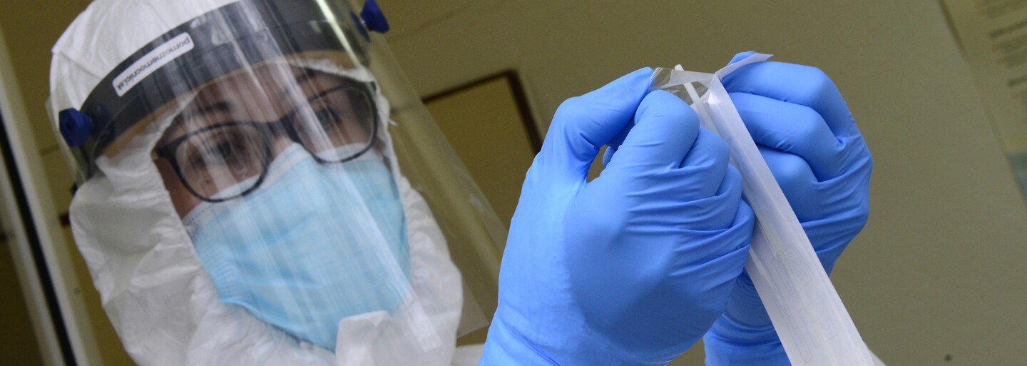 KORONAVIRUS: Přibylo 7235 nových případů, skoro o 4500 více než minulou neděli. Hospitalizace stagnují