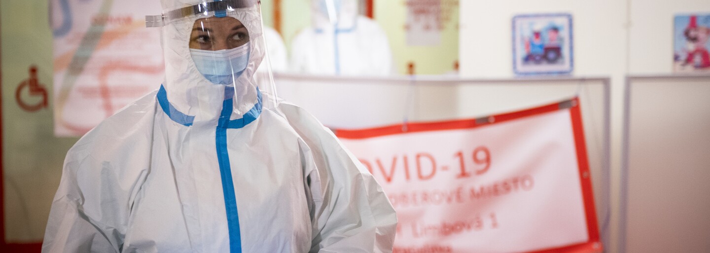 KORONAVIRUS: Přibylo 9 902 nakažených. Nebezpečně stoupá i počet hospitalizovaných ve vážném stavu