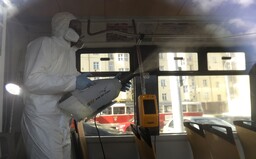 Koronavírus sa na oceli udrží 72 hodín. Rovnaký čas zostane aj na umelohmotných materiáloch