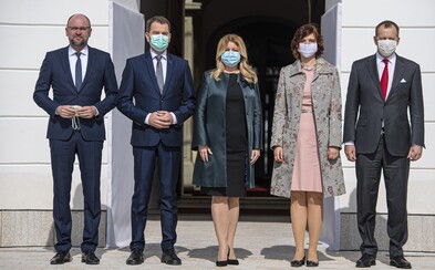 Koronavírus už zasiahol aj do rokovaní vlády. Nová štvrkoalícia prišla za prezidentkou Zuzanou Čaputovou v rúškach Koronavírus už zasiahol aj do rokovaní vlády. Nová štvrkoalícia prišla za prezidentkou Zuzanou Čaputovou v rúškach