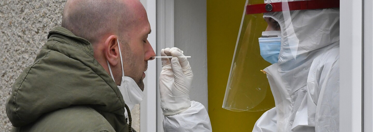 KORONAVIRUS: V Česku epidemie stále sílí. Viru již podlehlo více než 30 500 osob