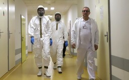 Koronavirus v Česku. Nakažený profesor přišel do kontaktu s 20 studenty a 24 pedagogy