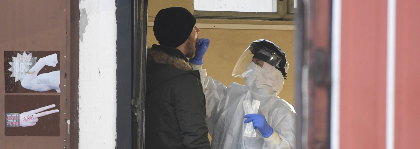 KORONAVIRUS: V Česku přibylo 17 599 nakažených, počet mrtvých přesáhl 33 tisíc