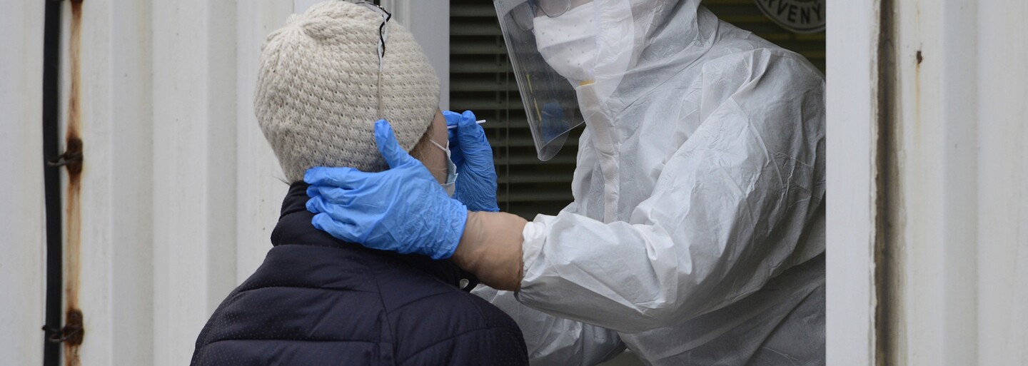 KORONAVIRUS: V Česku přibylo zhruba dvakrát více nově nakažených než před týdnem