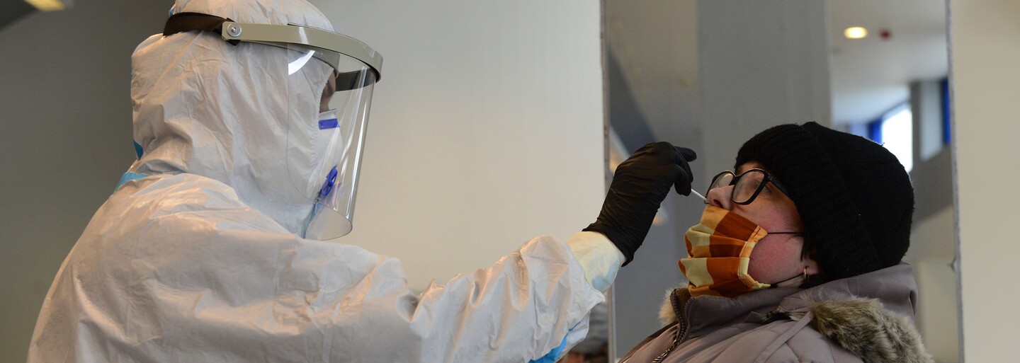 KORONAVIRUS: V Česku za středu přibylo 25 989 nových případů, znovu se nakazilo téměř 4 700 lidí