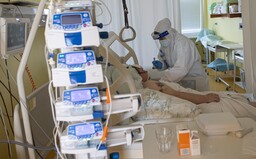 KORONAVIRUS: V pondělí přibylo 4 262 nakažených. Nemocnice se zaplňují, problém je hlavně v jižních Čechách a na Moravě