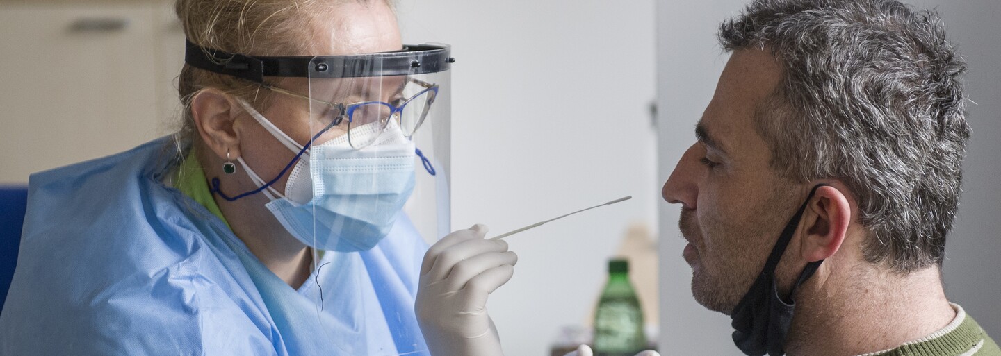 KORONAVIRUS: V pondělí přibylo celkem 34 587 nakažených, počty hospitalizovaných rostou