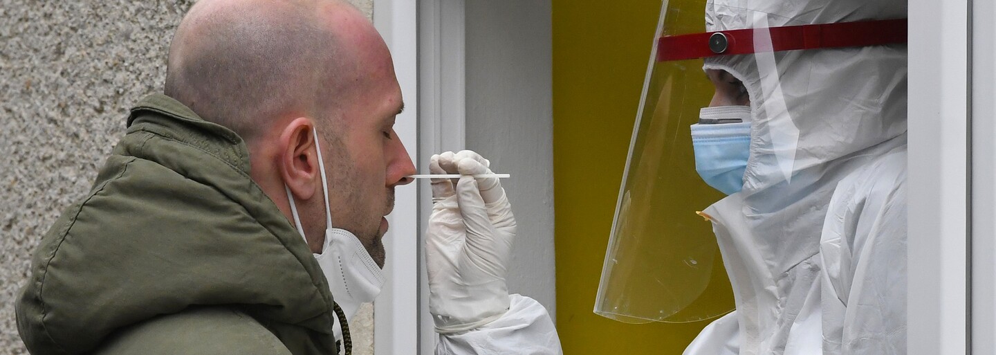 KORONAVIRUS: V pondělí přibylo znovu přes 9 tisíc nakažených. V nemocnicích leží 3 114 osob s covidem-19