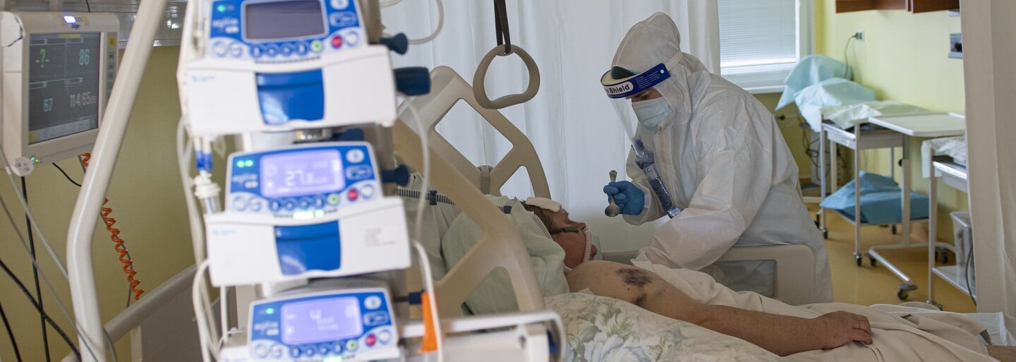 KORONAVIRUS: Ve čtvrtek přibylo rekordních 27 717 nakažených. Začal platit nouzový stav