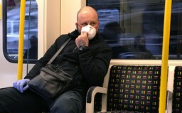 Koronavirem se ve Velké Británii může nakazit až 80 % lidí. Krize v zemi by tak trvala do roku 2021