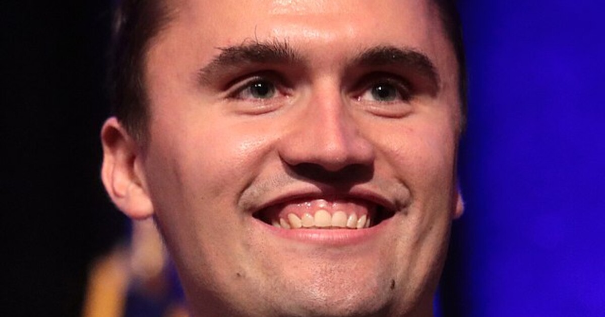 Konzervativně pravicový aktivista Charlie Kirk byl zastřelen. Po vrahovi se stále pátrá