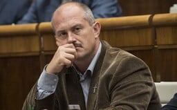 Kotleba dostal 500-eurovú pokutu za zámerné naťahovanie súdu, pred sudkyňou vyťahoval aj mešce