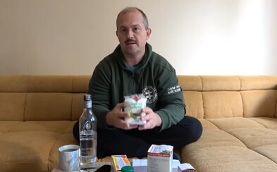 Kotleba „lieči“ Covid-19 vodkou. Podľa ministra Krajčího je nezodpovedný Kotleba „lieči“ Covid-19 vodkou. Podľa ministra Krajčího je nezodpovedný