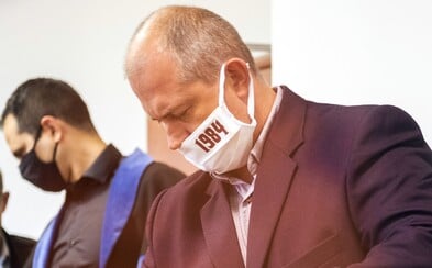 Kotleba na súde tvrdí, že má teplotu a vypýtal si prestávku. Rúško mal aj dnes pod nosom Kotleba na súde tvrdí, že má teplotu a vypýtal si prestávku. Rúško mal aj dnes pod nosom