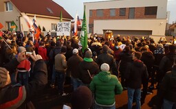 Kotlebovci protestovali pred Matovičovým domom: „Očkovať sa nedáme!“ skandovali ľudia
