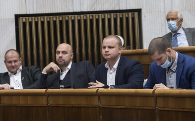 Kotlebovcom hrozí pokuta za nenosenie rúšok v parlamente. Juraj Šeliga na nich podal podnet Kotlebovcom hrozí pokuta za nenosenie rúšok v parlamente. Juraj Šeliga na nich podal podnet