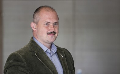 Kotlebu aj naďalej súdia za šeky na 1 488 €. Znalci hovoria o neonacizme, on tvrdí, že ide o zhodu náhod Kotlebu aj naďalej súdia za šeky na 1 488 €. Znalci hovoria o neonacizme, on tvrdí, že ide o zhodu náhod