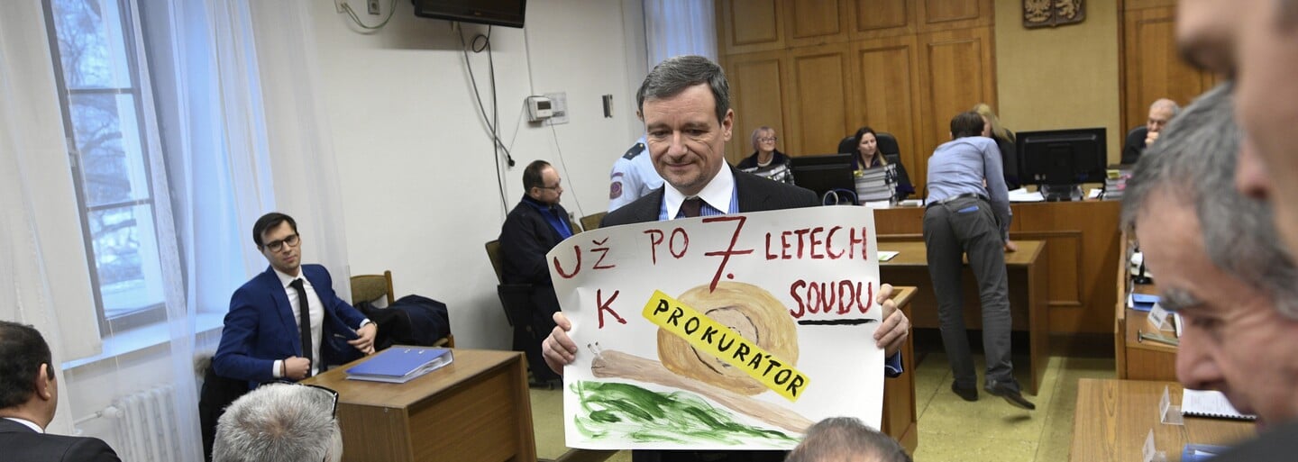 Krabice od vína se 7 miliony korun a roky trvající obstrukce. Toto jsou klíčové momenty kauzy Davida Ratha, od níž uběhlo 10 let