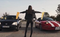 Kradnutie triednej knihy v štýle Rýchlo a zbesilo. Žiak o ňu pretekal s učiteľkou za povzbudzovania krásnych spolužiačok