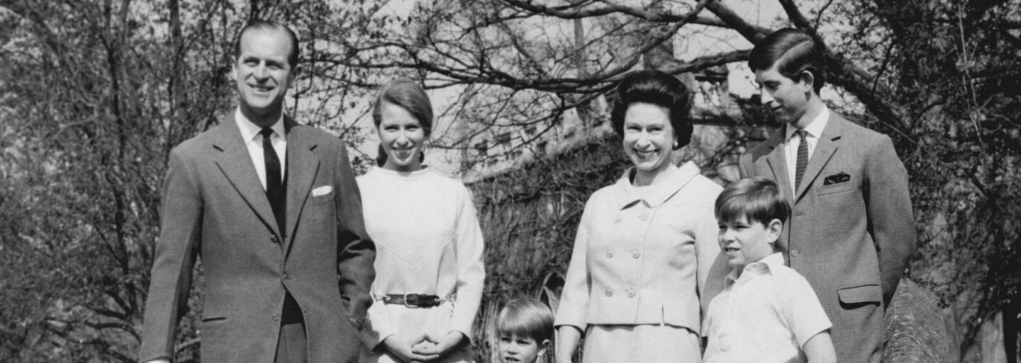 Královna Alžběta ve skoku přes švihadlo nebo na cestě do Afriky. BBC ukáže unikátní záběry královské rodiny
