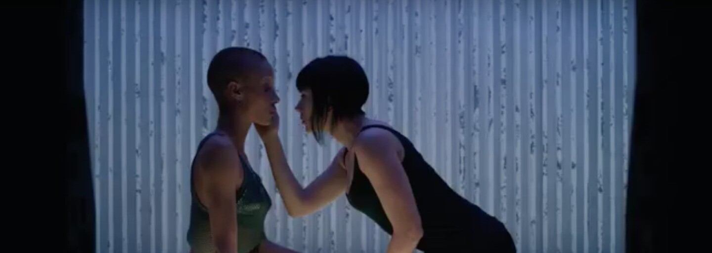 Krásna a nebezpečná Scarlett Johansson hviezdi v akčnej upútavke pre sci-fi Ghost in the Shell