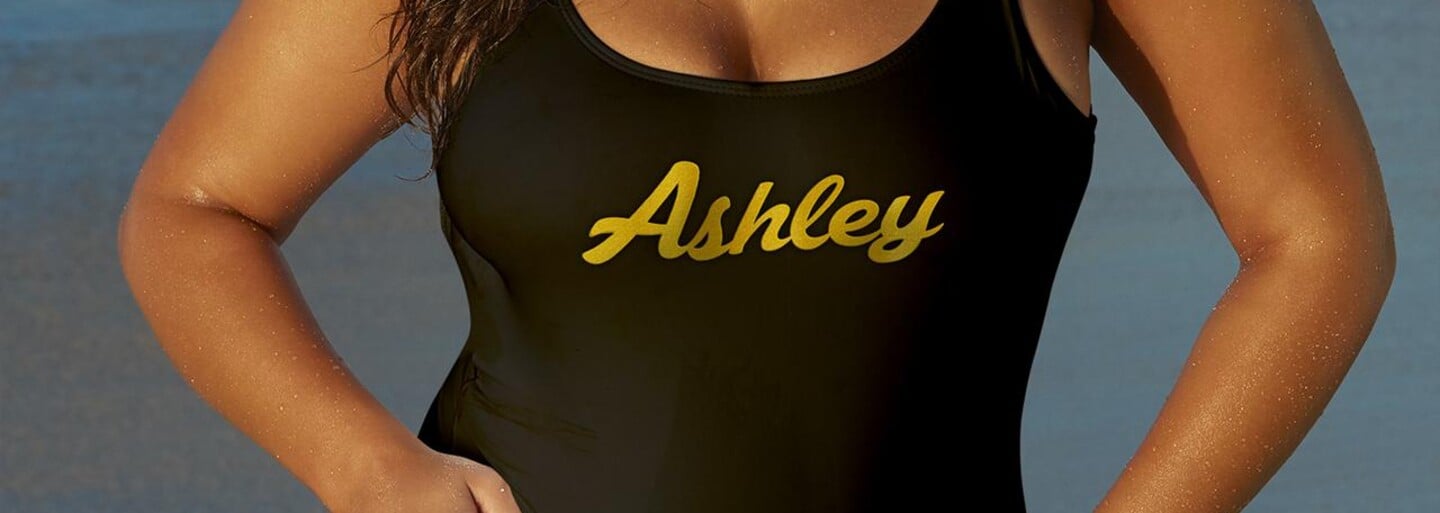 Krásna Ashley Graham zo seba zhodila všetky šaty v mene boja za to, aby ženy milovali svoje telá. Nič si nerobí z celulitídy ani zo strií
