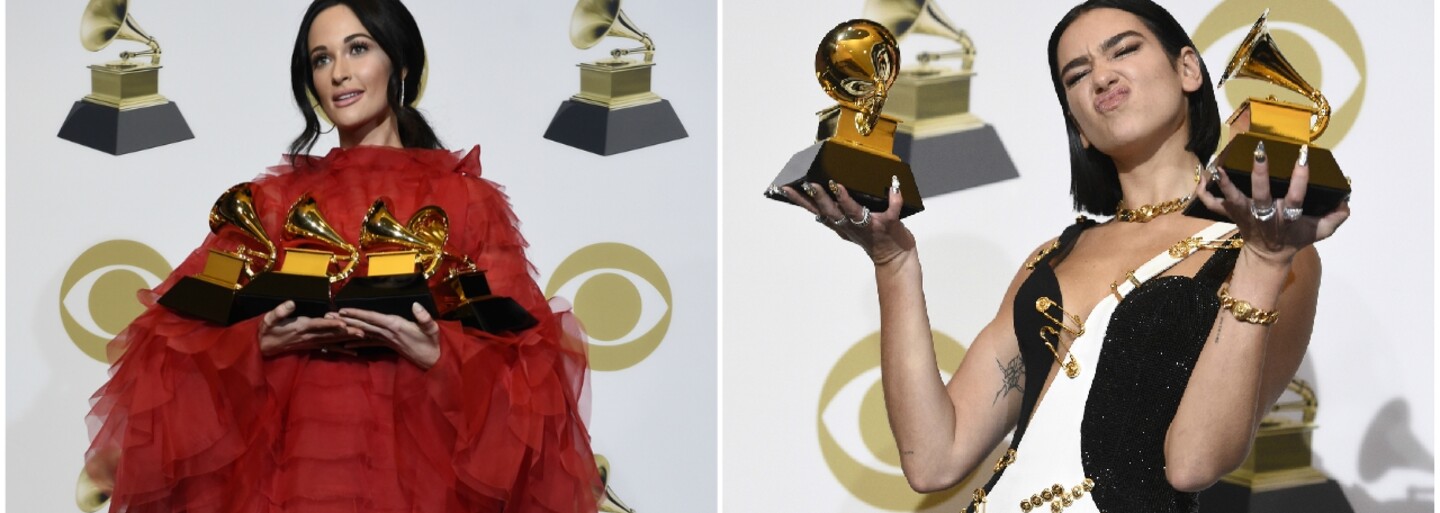 Krásná Dua Lipa v róbě Versace nebo vyzývavá country hvězda. Outfity na letošních Grammy byly pestré
