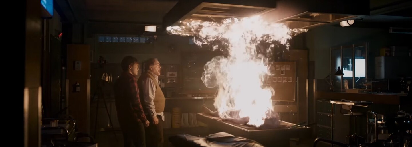 Krásna mŕtvola a záhada, ktorú musia rozlúsknuť dvaja zamestnanci pitevne. Oplatí sa vám pozrieť si mrazivý horor The Autopsy of Jane Doe? (Recenzia)