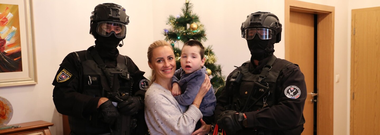 Krásné gesto: Slovenští policisté vysbírali pro chlapečka se vzácným onemocněním peníze na léčbu. Takto ho překvapili přímo doma